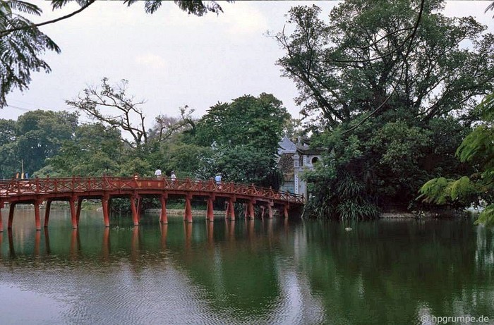 Khung cảnh Cầu Thê Húc dẫn ra Đền Ngọc Sơn những năm 1991.